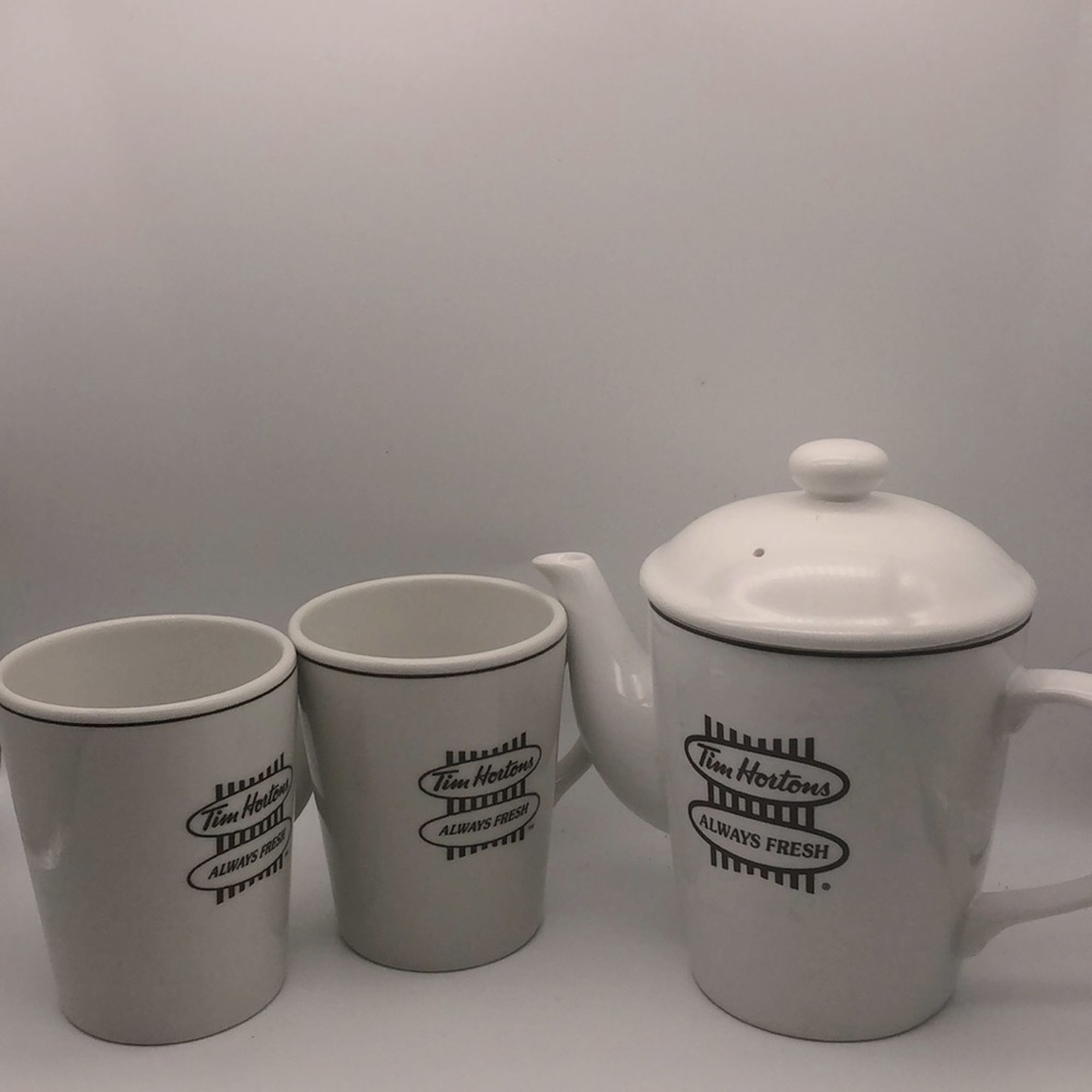 TIM HORTONS Tea Pot and mugs set of 2
